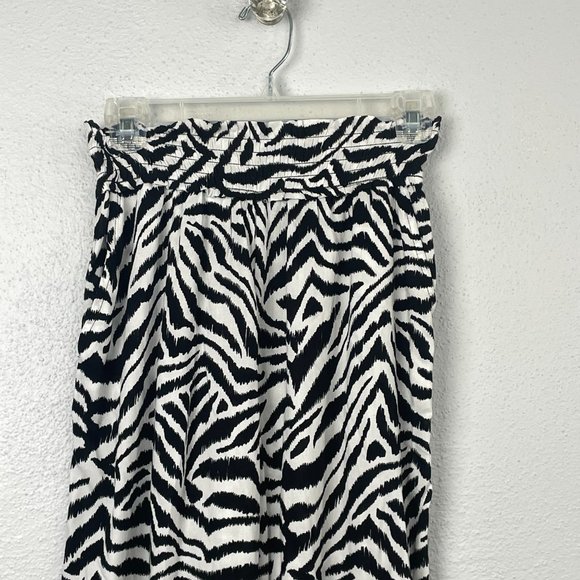 Jessica Simpson Senna Cropped Beach Pant in Etched Zebra - Picture 3 of 6